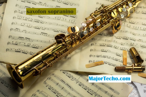 Saxofon sopranino musical instrument in close-up